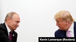 ABŞ prezident Donald Tramp və Rusiya prezidenti Vladimir Putin Yaponiyada keçirilən G20 sammitində. 2019