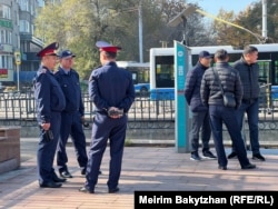 Алматыда митинг белгіленген аумақта тұрған полицейлер мен әкімдік өкілдері. 25 қазан 2023 жыл.