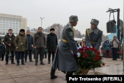 Тәуелсіздік монументіне гүл қою рәсімі. Ар жағында қала әкімі Ерболат Досаев бастаған шенеуніктер тұр.