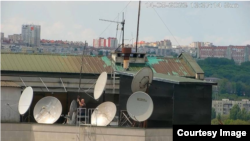 Kişinyovdakı Rusiya səfirliyinin damında antenalar