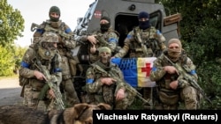 Украинские военнослужащие со служебной собакой у российской границы в Сумской области. 16 августа 2024 года