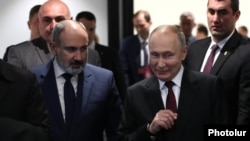 Ermənistan baş naziri Nikol Paşinyan və Rusiya prezidenti Vladimir Putin Yerevanda KTMT sammitində. 2022-ci il.