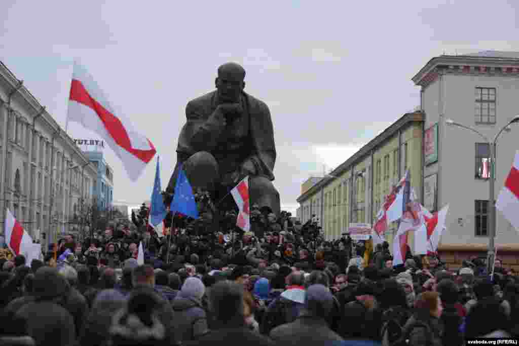 Шэсьце нацыянальнага сьцяга ў Менску, 10 кастрычніка 2015.