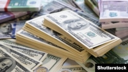 Generic -- Money, euro, dollars, (©Shutterstock)