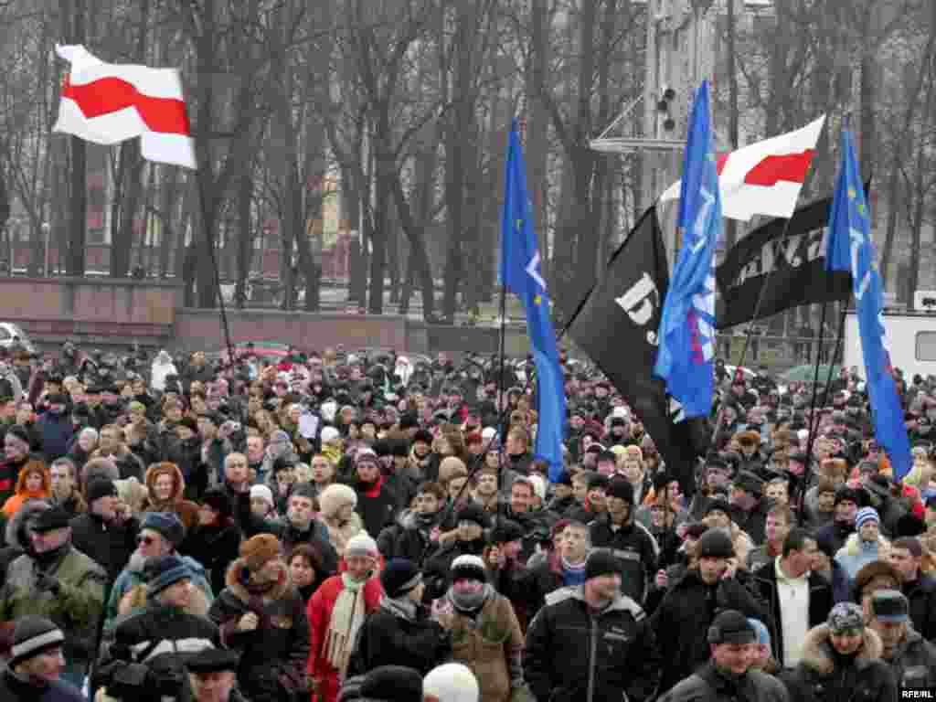 У мітынгу ўдзельнічае каля тысячы чалавек