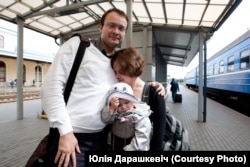 Ales Mikhalevich meets with his wife Milana and daughter at the train station in Vilnius, 2011. (Photo by Yulia Darashkevich)