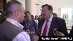 Игор Лякин-Фролов ҳангоми суҳбат бо хабарнигори Радиои Озодӣ. 29-уми майи