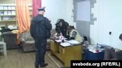 Галіне Сьмірновай паказваюць пратакол