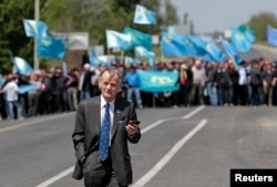 Tərəfdarları Krıma getmək istəyən Mustafa Jemilev-i qarşılayırlar - 3 may 2014