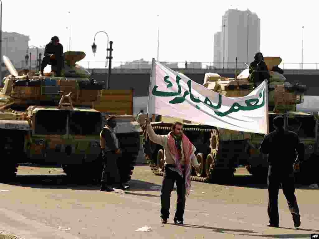 Hosni Mubarakin tərəfdarları Tahrir meydanı yaxınlığında, 2 fevral 2011