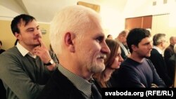 Падчас вечарыны ў Амбасадзе Чэхіі ў Менску 9 студзеня 2015 г. На першым пляне - Алесь Бяляцкі