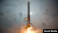 SpaceX-in "Falcon 9" raketi Sakit okeana enir