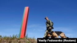 Беларускі памежнік з сабакам ахоўвае мяжу зь Літвой