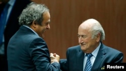  Michel Platini və Sepp Blatter