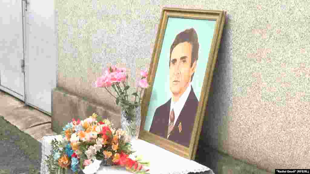 Tajikistan -- Funereal Mumin Qanoat, Tajik famous poet, who died at 86 in Dushanbe city, 19May2018