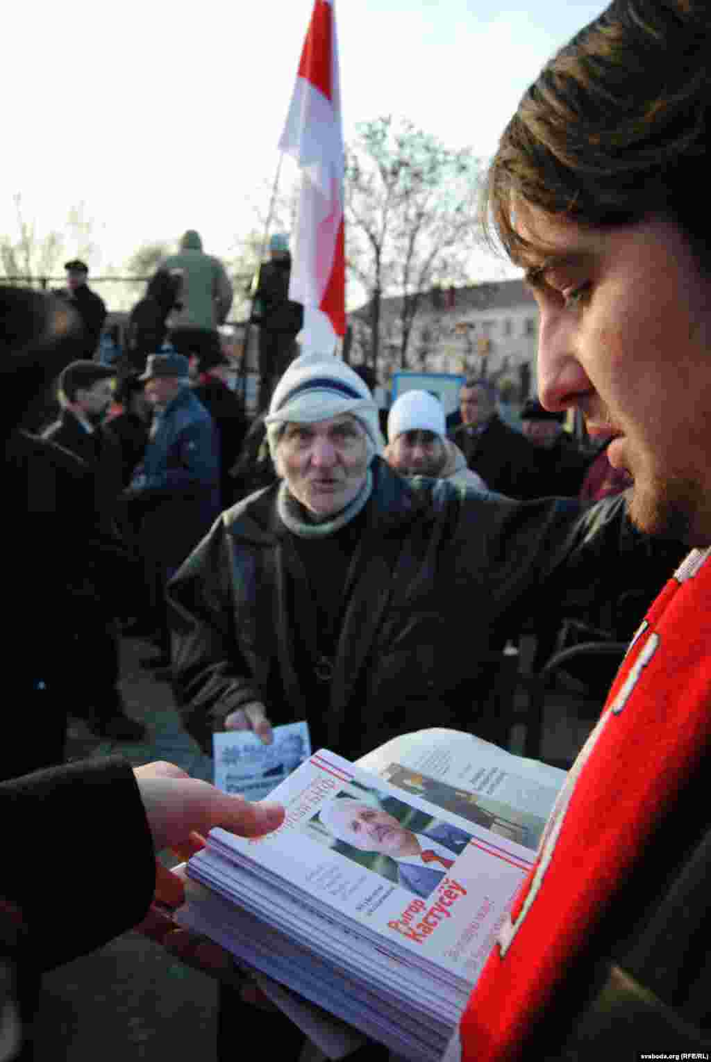 Алесь Дастанка, Слуцк - Жыхар Слуцку падчас мітынгу (27 лістапала), прысьвечанага ўгодкам Слуцкага паўстаньня, спрачаецца з удзельнікамі мітынгу наконт палітычных якасьцяў кандыдатаў у прэзідэнты Беларусі — Рымашэўскага і Кастусёва.