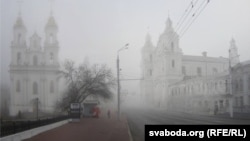 Адна з фотапраекцый Віктара Барысенкава, на якой відаць зруйнаваны ў 1961 годзе касьцёл Сьвятога Антонія, што стаяў насупраць ратушы, якая захавалася да нашага часу і ў якой мелася адбыцца выстава «Самы час успомніць».