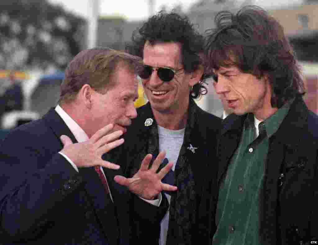 Гавэл размаўляе з Кітам Рычардсам і Мікам Джэгерам з гурту thr Rolling Stones падчас візыту ў Мэльбурн у 1995 годзе. На запрашэньне Гаўла &quot;Стоўнзы&quot; выступілі з памятным канцэртам у Празе неўзабаве пасьля падзеньня камунізму ў 1990 годзе.