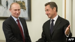 Vladimir Putin (solda) və Nikola Sarkozi, 2012-ci il 