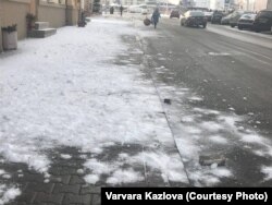 Ходнік, куды скідалі сьнег і цэглу, ня быў агароджаны з боку дарогі. Фота Варвары Казловай