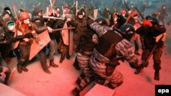 Ukraine -- Protesters clash with riot police during a protest in downtown Kyiv, January 19, 2014