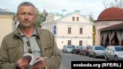 Алесь Краўцэвіч з сваёй новай кнігай