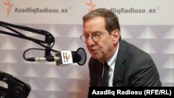 ABŞ-ın Azərbaycandakı səfiri Richard Morningstar AzadlıqRadiosunun Bakı Bürosunda. 14 noyabr 2013