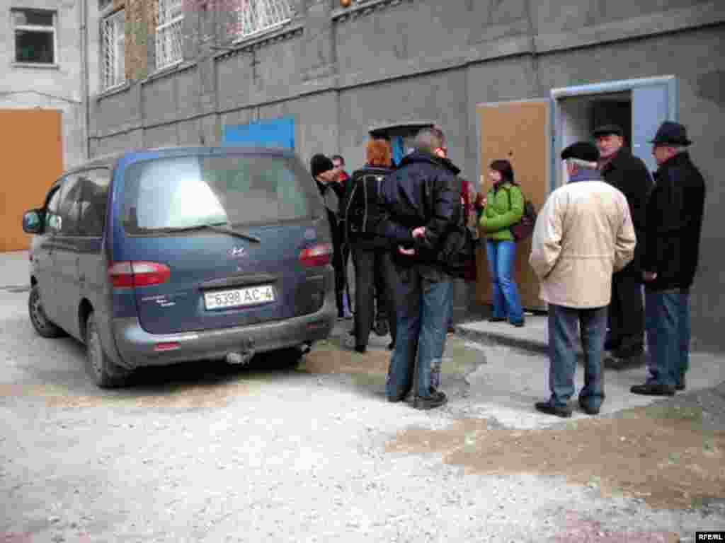 Каля Польскага цэнтру ў Горадні, які спрабавала абшукаць міліцыя, 29 сакавіка