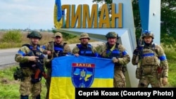 Украінскія вайскоўцы каля вызваленага ад расейскай акупацыі Ліману, 2 кастрычніка 2022