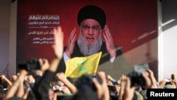 "Hizbullah" lideri Seyid Həsən Nəsrullah Beyrutda tərəfdarlarına müraciət edərkən ekranda görünür.