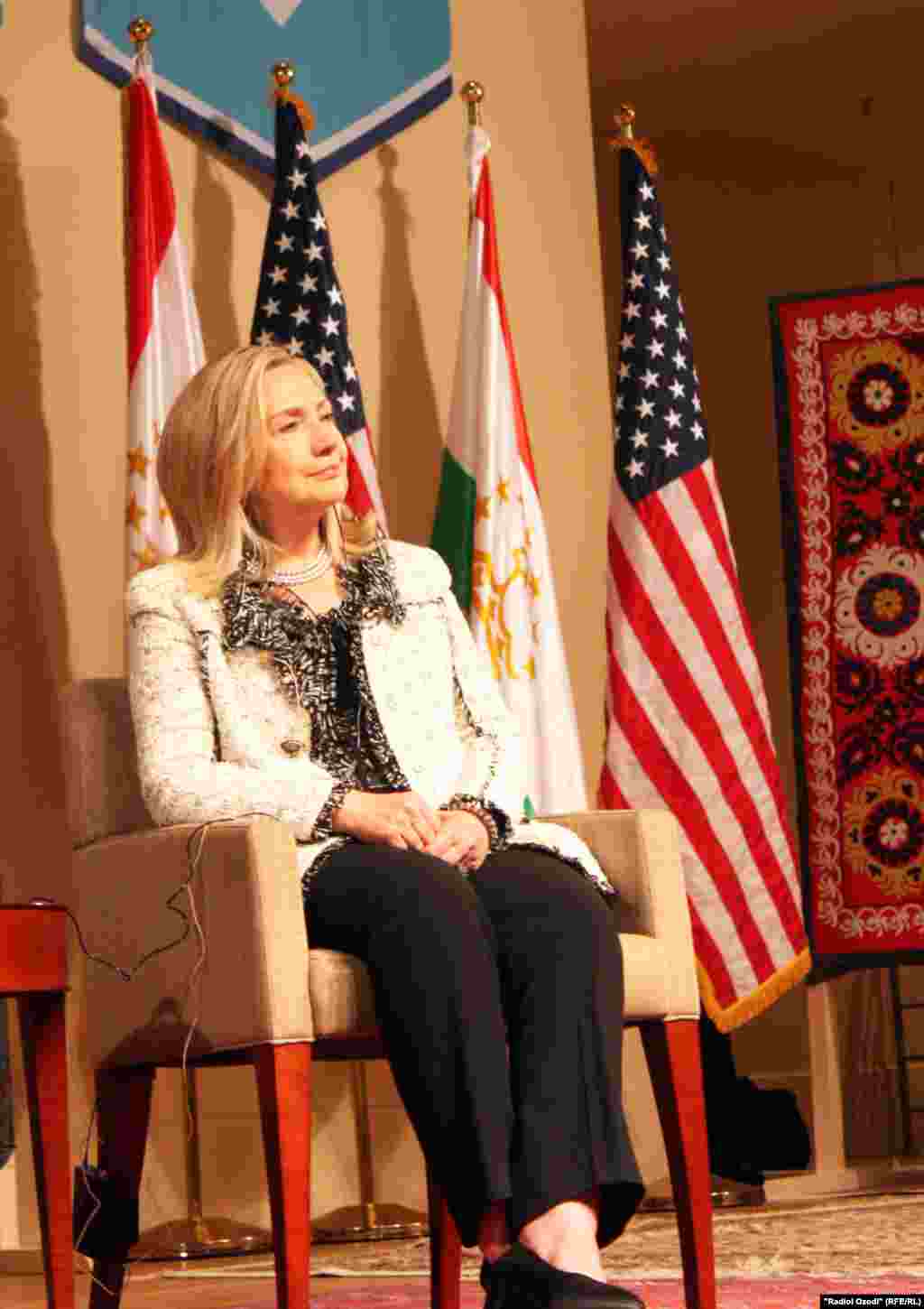 Tajikistan, Dushanbe -- Hillary Clinton, the secretary of USA in ismaility centre in Dushanbe city, 22Oct2011