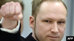 Anders Behring Breivik məhkəmədə ultra-sağçıların salamını verir, 17 aprel 2012-ci il.