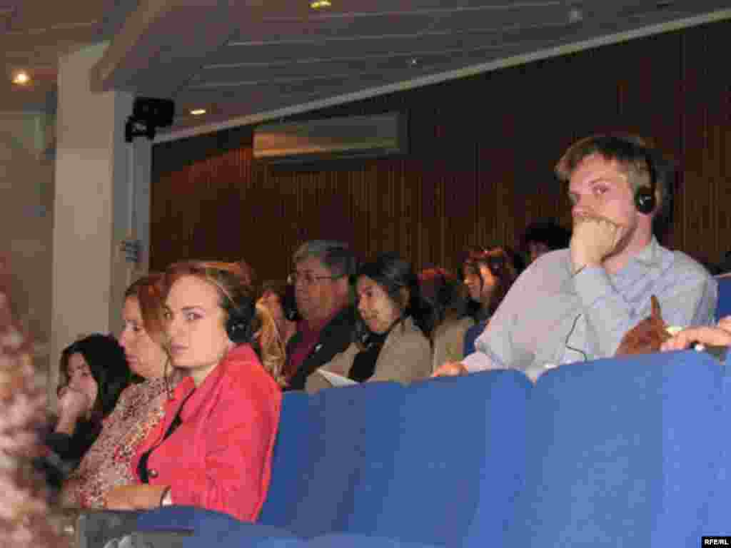 Баҳс барои ғайри форсизабонон низ ҷолибу шуниданӣ буд. - Participants at the conference in the Centre for Media and Film Studies, SOAS, University of London, 07June2008