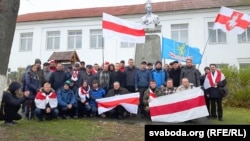 Архіўнае фота. Удзельнікі акцыі ўшанаваньня паўстанцаў Каліноўскага ў Сьвіслачы, 30 кастрычніка 2016 году